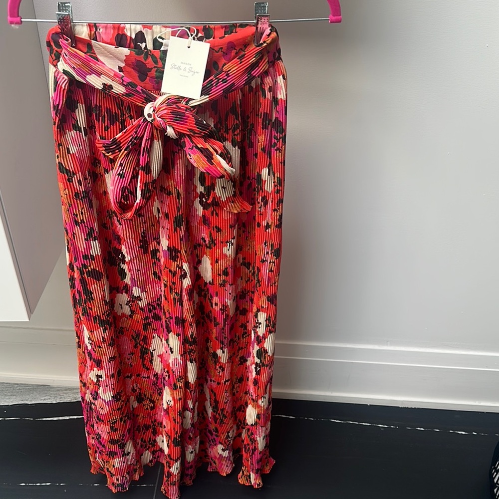 Stella & Suzie Floral Pleated Women's Pants - Red and Pink